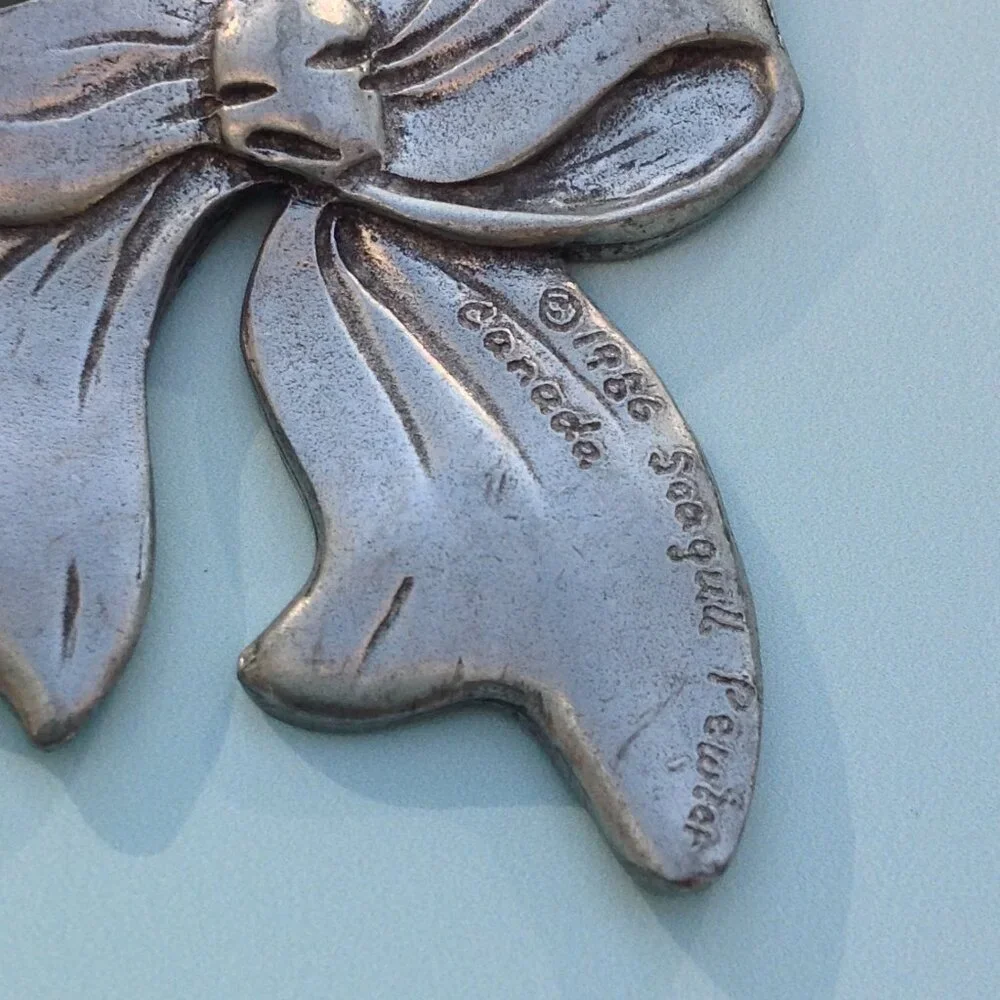 Seagull Pewter of Canada 1986 Animated Bow Key Chain Keychain Charm Fob